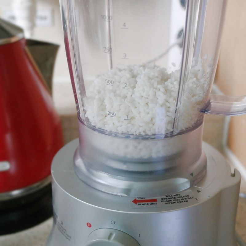 불린 찹쌀과 물 1컵을 블렌더에 거칠게 갈아주세요.