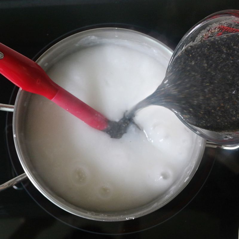 쌀이 퍼지면 STEP 3과 물 1컵을 더 넣고 중불에서 저어가며 5분간 끓여주세요.