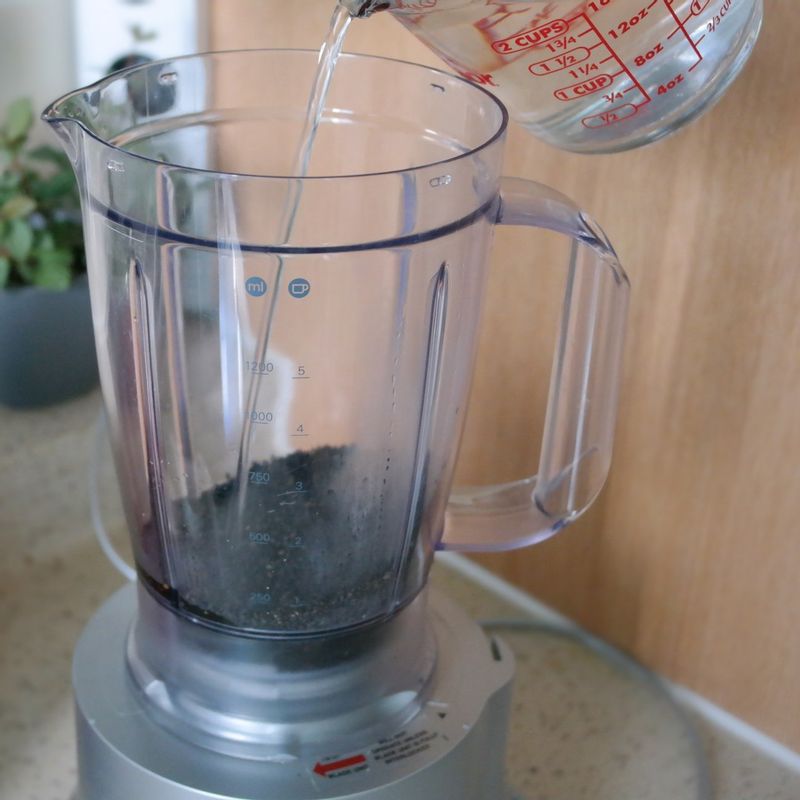 블렌더에 흑임자와 물 1컵을 부어 곱게 갈아주세요.