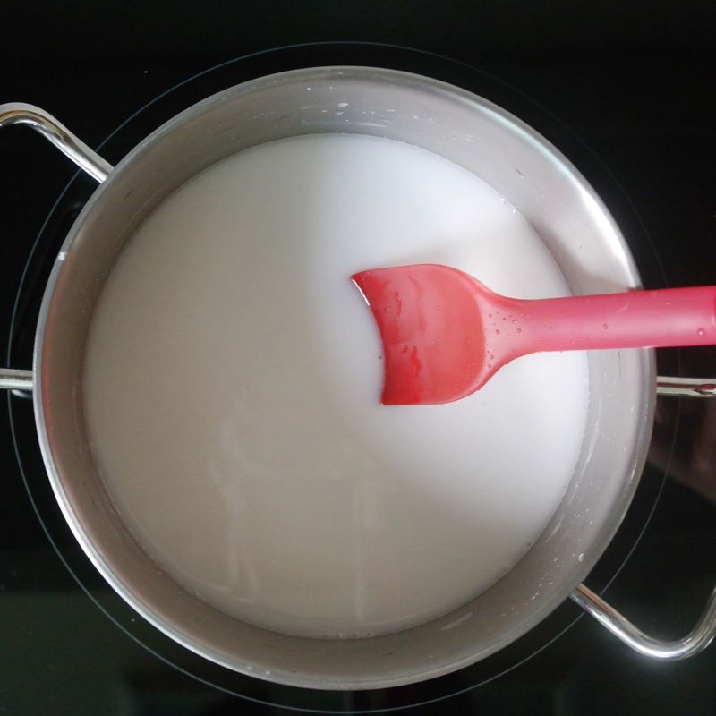 냄비에 STEP 1과 물 3컵을 넣고 쌀이 잘 퍼지도록 약불에서 주걱으로 저어가며 끓여주세요.