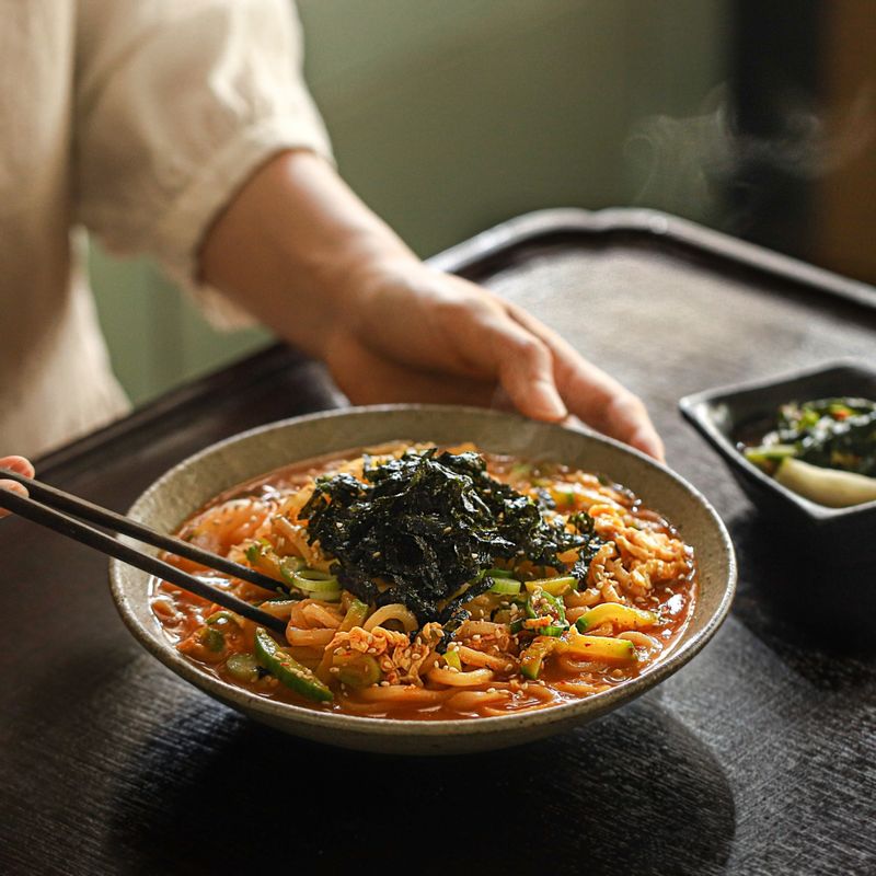 장칼국수를 담고 기호에 따라 김가루와 통깨를 뿌려주세요.