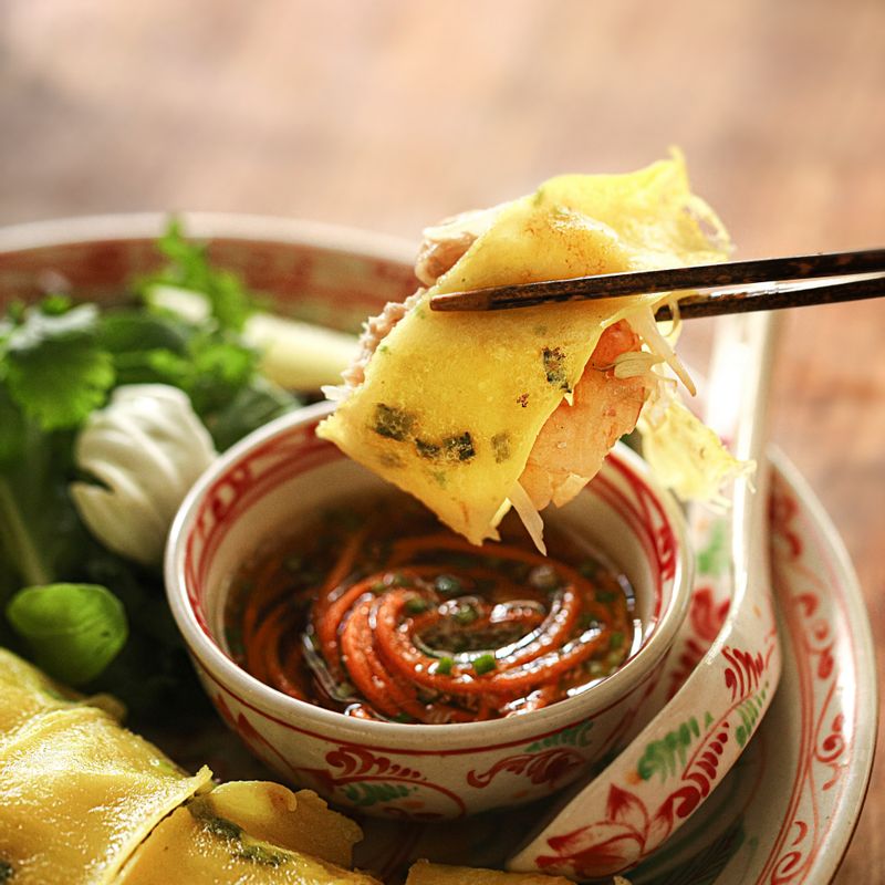 먹기 좋게 썰어 접시에 담고 기호에 맞게 잎상추와 민트, 고수 등의 잎채소와 소스를 곁들여주세요.