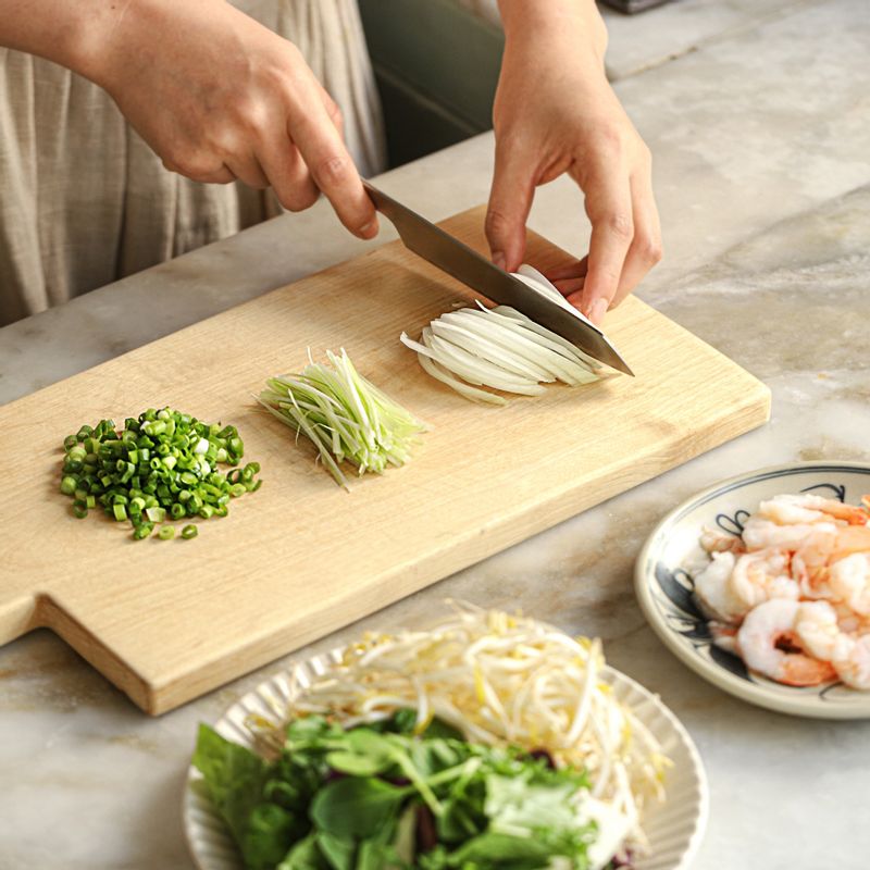 새우는 길이로 포를 떠서 준비하고 양파와 대파는 얇게 채썰고, 숙주는 다듬어서 깨끗이 씻어 준비해주세요. 어린잎채소는 깨끗이 씻어 물기를 제거하고, 쪽파는 송송 썰어주세요.