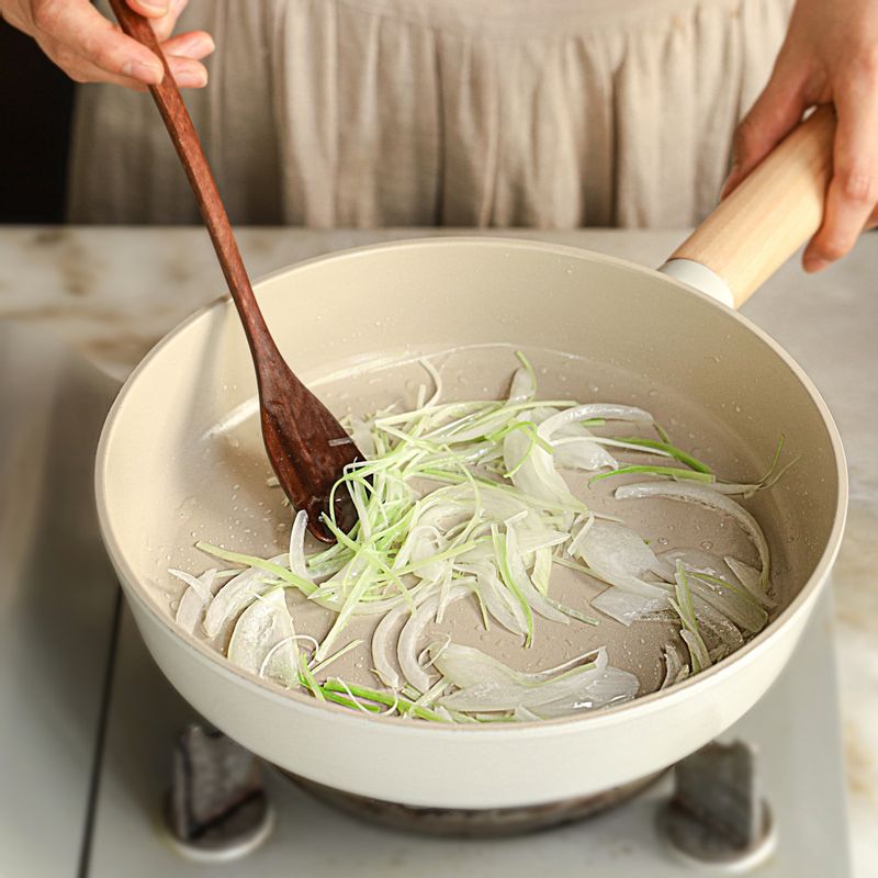 달군 팬에 식용유를 두르고 대파와 양파를 볶다가 삼겹살과 새우를 넣은 후 밑간 양념 재료를 넣어 익혀 속재료를 준비해주세요.