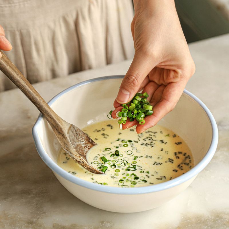 볼에 반죽 재료를 넣고 섞고 송송 썬 실파를 넣어 섞어주세요.