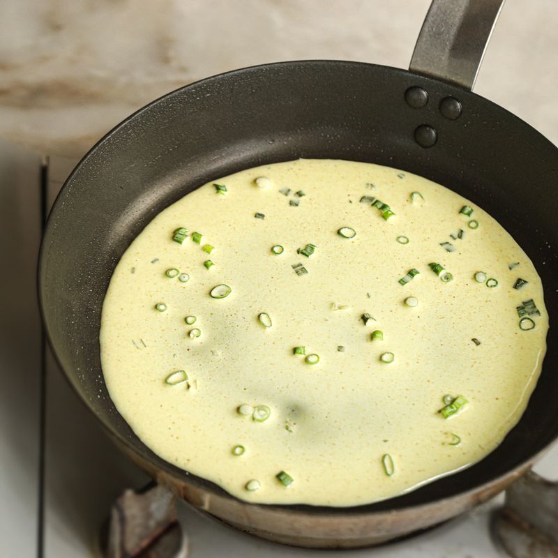 달군 팬에 식용유를 두르고 반죽을 얇고 둥글게 편 후 속재료와 숙주를 얹고 익히다가 반 접어 앞 뒤로 바삭하게 구워주세요.