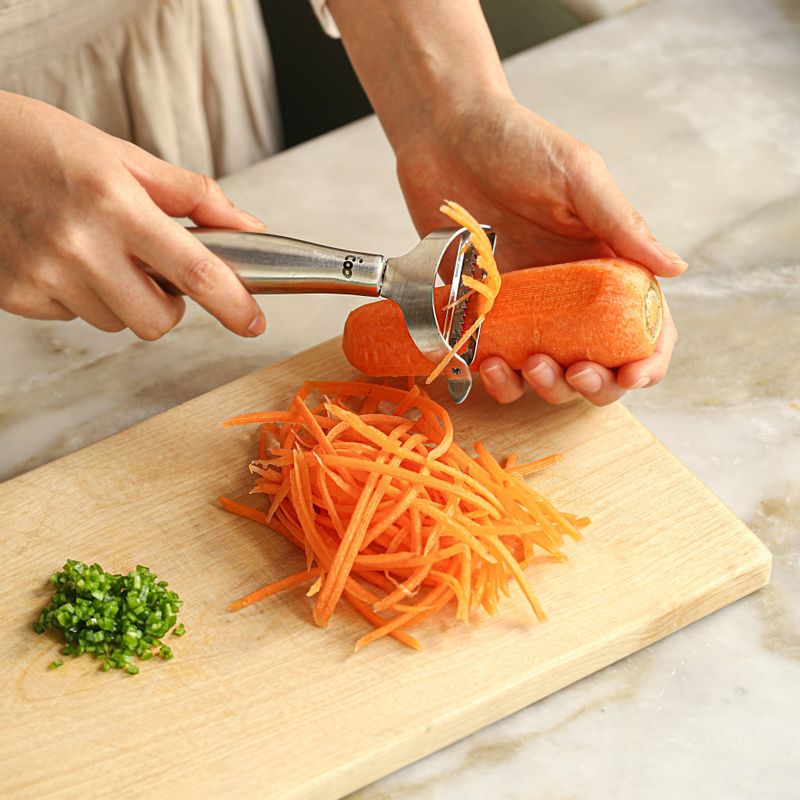 당근은 얇고 길게 채를 썰고 청양고추는 잘게 다져 볼에 넣고 소스 재료를 넣어 섞어 소스를 만들어주세요.