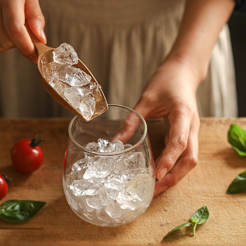 유리잔에 얼음을 넣어주세요.