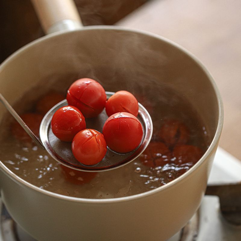 끓는 물에 방울토마토를 넣어 5초 정도 데치고, 찬물에 넣어 껍질을 벗긴 후 키친타올에 올려 물기를 빼주세요.