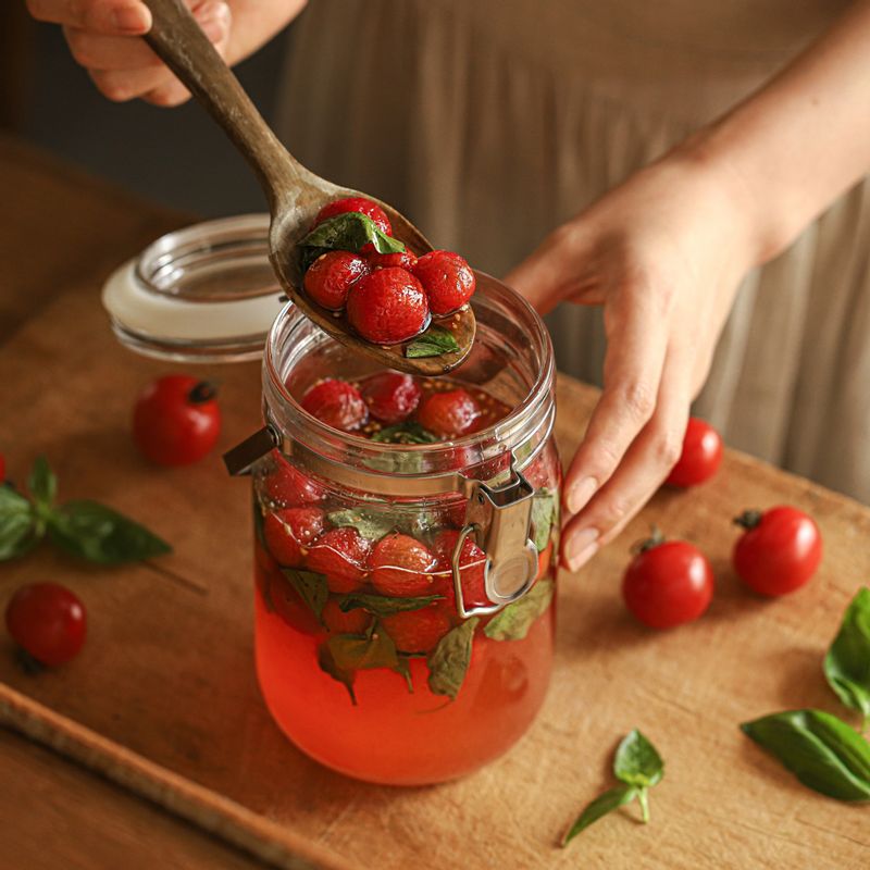 소독한 용기의 물기를 제거한 후 섞은 토마토를 담아주세요.