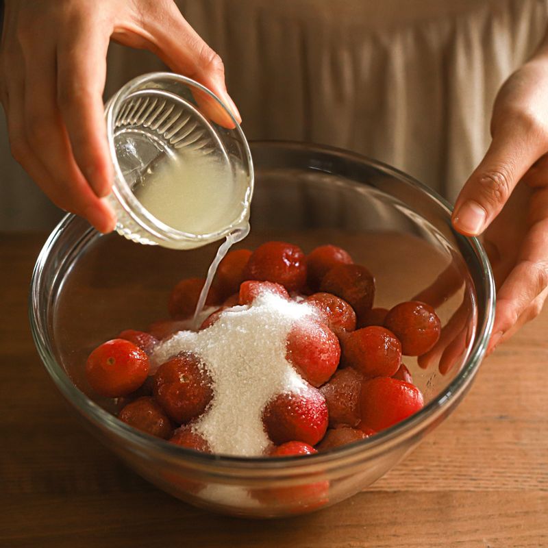 볼에 방울토마토와 분량의 설탕, 라임즙, 레몬즙,바질잎을 넣어 골고루 섞어주세요.