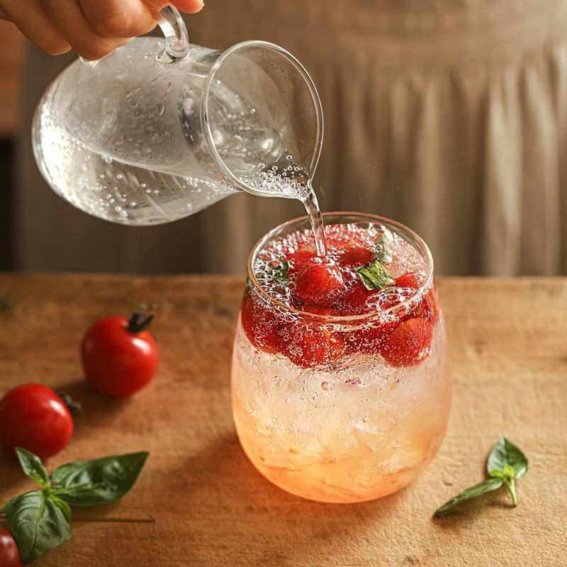 탄산수를 붓고 바질잎을 얹은 후 저어서 맛있게 즐겨주세요.