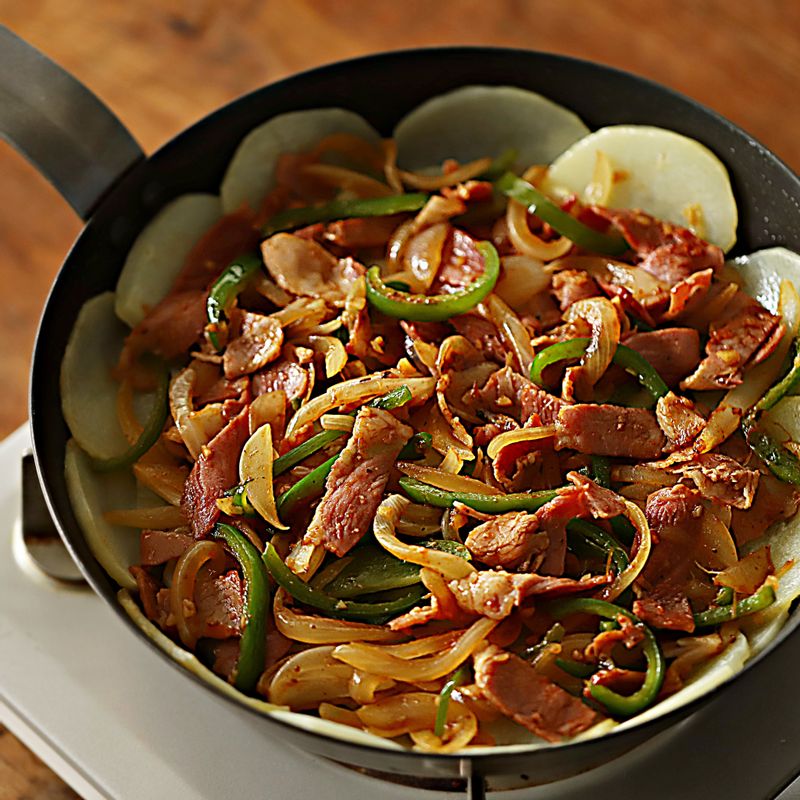 적당한 크기의 오목한 팬에 구운 감자를 깔고 볶은 야채와 베이컨을 넣어주세요. 달걀물을 붓고 약불에서 뚜껑을 덮고 타지 않도록 10분 정도 익히고, 한번 뒤집어서 5분 정도 더 익혀주세요.
(tip. 오븐 용기에 넣어 180도에서 10분 정도 익혀줘도 좋아요.)