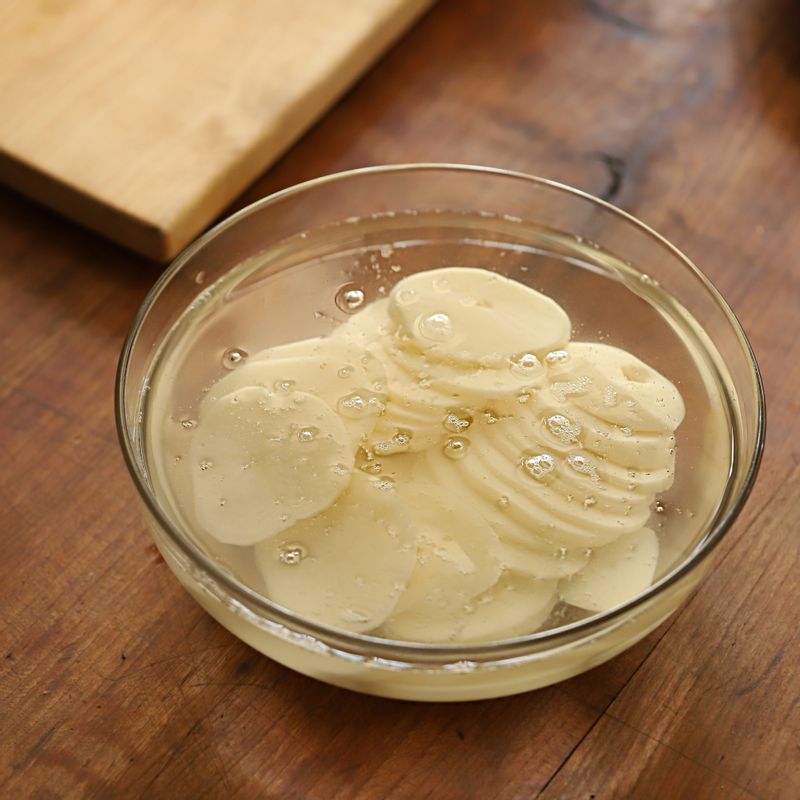 감자는 껍질을 벗겨 0.3cm정도의 두께로 썰어서 찬물에 10분 정도 담가 전분기를 빼주세요.