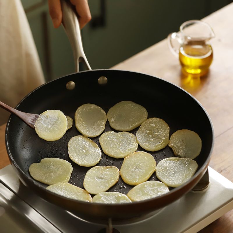 달군 팬에 오일을 두른 후 감자가 투명해지도록 익혀주세요.