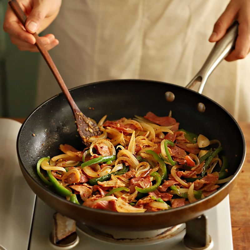 다른 달군 팬에 마늘을 볶다가 마늘향이 올라오면 채썬 양파와 피망, 베이컨을 넣고, 소금, 후추, 파프리카 파우더로 간을 맞춰 볶아주세요.