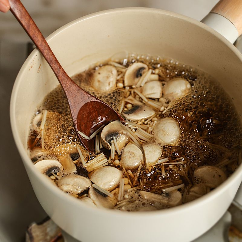 냄비에 소스 재료를 넣고 소스가 끓으면 양송이버섯과 팽이버섯을 넣고 끓여주세요.