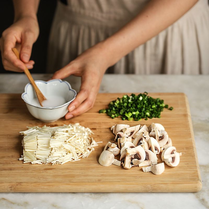 양송이는 6등분하고 팽이버섯은 밑둥을 자르고 2센치 길이로 잘라주세요. 실파는 송송 썰고, 녹말물 재료를 섞어 녹말물을 만들어주세요.