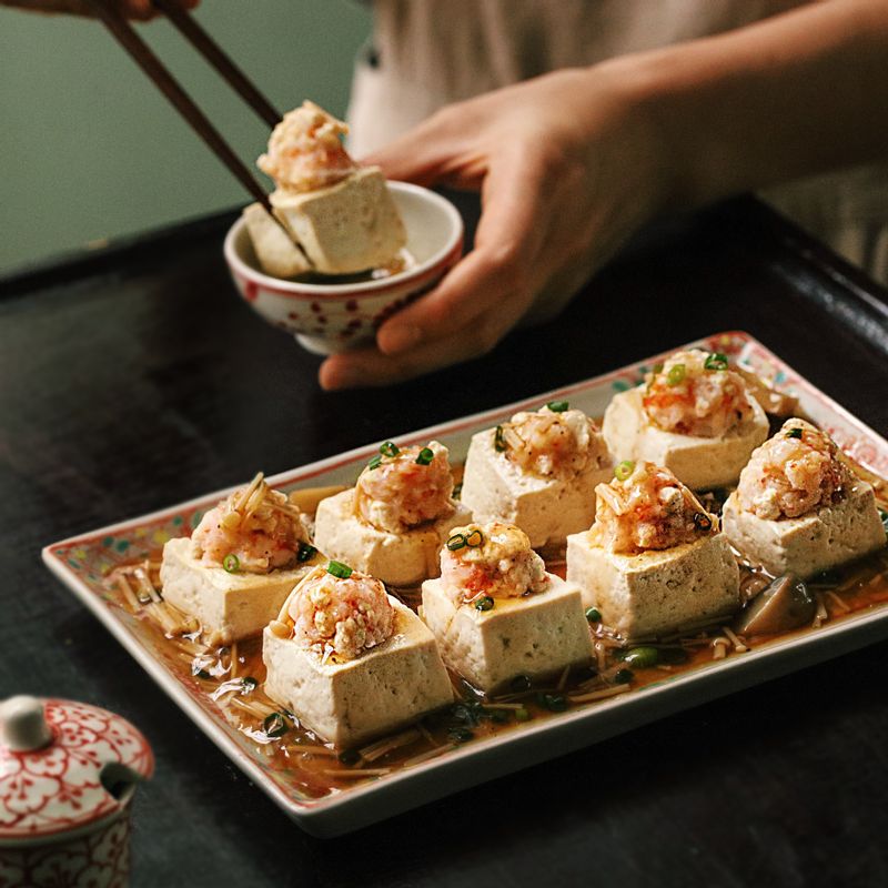 접시에 새우두부찜을 담고 소스를 얹어주세요.