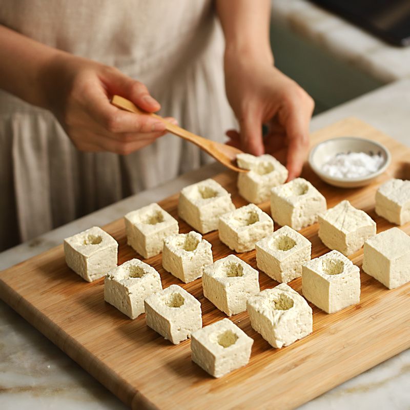 두부 윗부분에 작은 숟가락으로 속을 파내어 구멍을 내주세요.