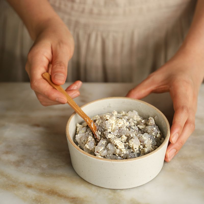 새우살은 잘게 다지고, 파낸 두부 속은 물기를 짠 후 새우살과 밑간 재료를 넣어 고루 섞어주세요.