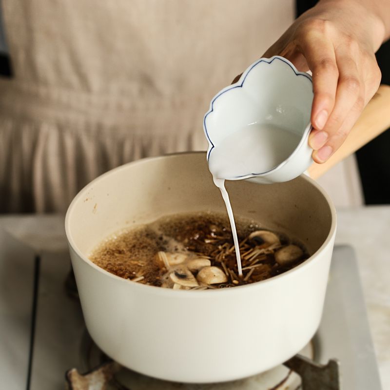 버섯이 부드럽게 익으면 녹말물을 넣고 걸쭉한 농도가 되면 소금을 가감해서 간을 맞추고 마지막에 실파와 참기름을 넣은 후 불을 꺼주세요.