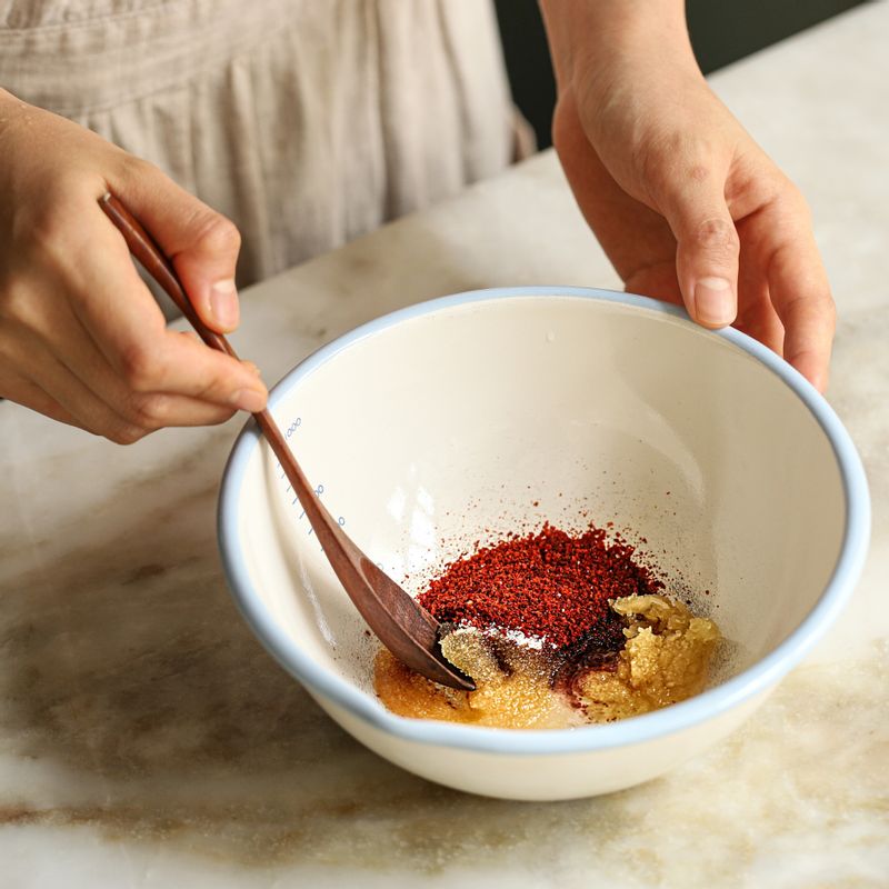 볼에 양념 재료를 넣고 골고루 섞은 후 오이지와 홍고추, 쪽파를 넣어 조물조물 무쳐주세요. 통깨를 뿌려 완성해주세요.
(tip 오이지의 산미에 따라 식초를 가감해주세요.)