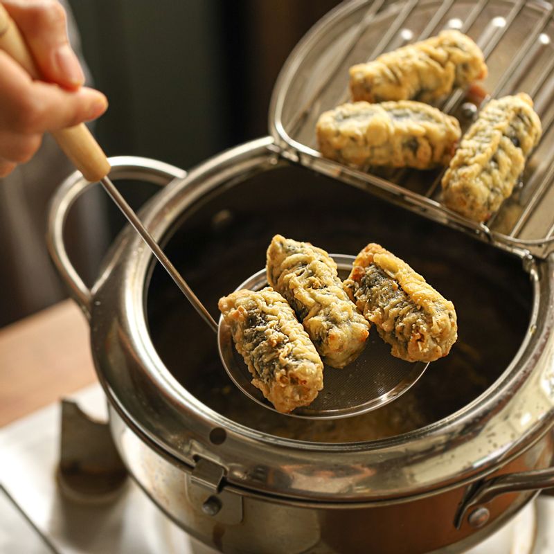 팬에 기름을 넣고 170도로 달군 후 김말이를 넣어 바삭하게 튀겨주세요.