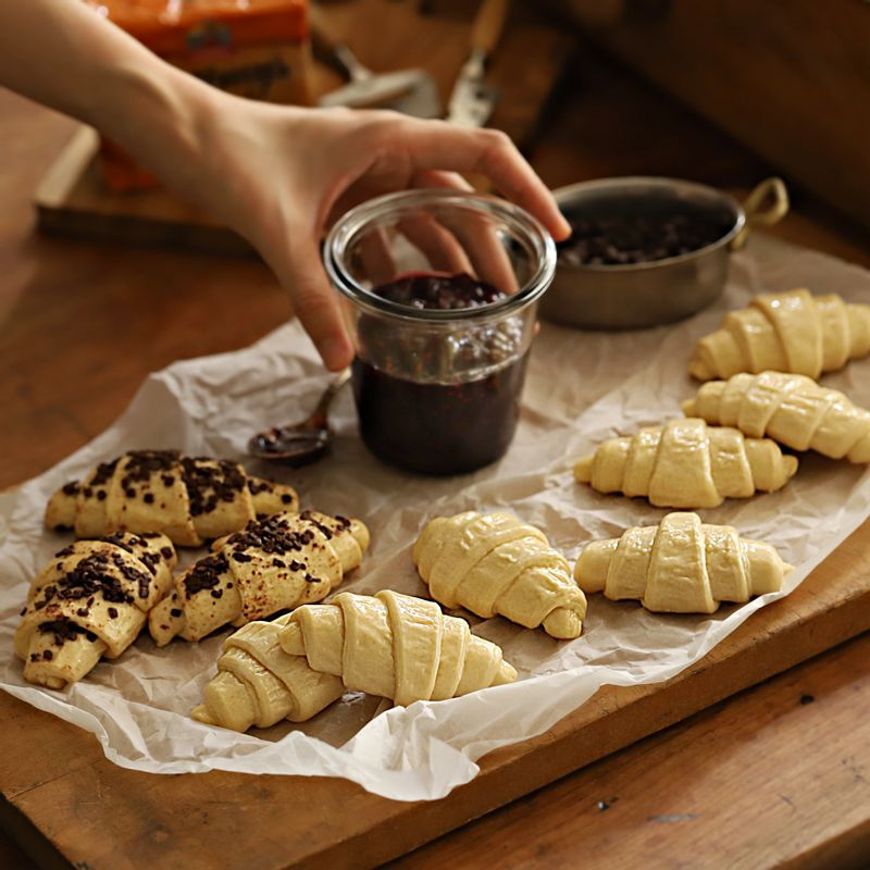 초코 크로플을 위한 재료 이미지로 초코 크루아상 생지,누텔라 등으로 구성 되어있습니다.