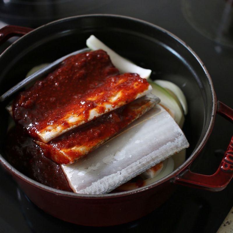 냄비에 양파-감자-갈치 순으로 넣은 후 조림 양념 재료와 다시마육수를 붓고 뚜껑을 연 채로 센 불에서 10~15분간 끓입니다.