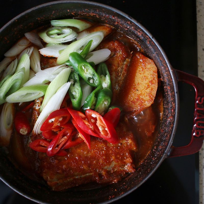 감자가 다 익으면 중간불로 줄이고 대파, 고추를 넣고 1~2분간 더 끓여주세요.