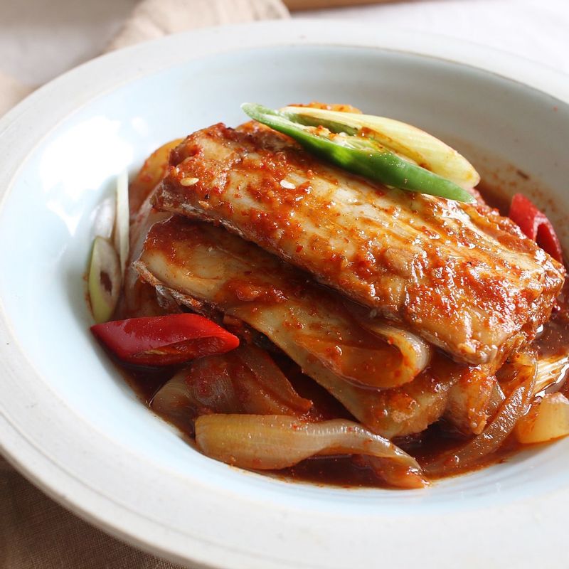 그릇에 먹기 좋기 내어 마무리 해줍니다.