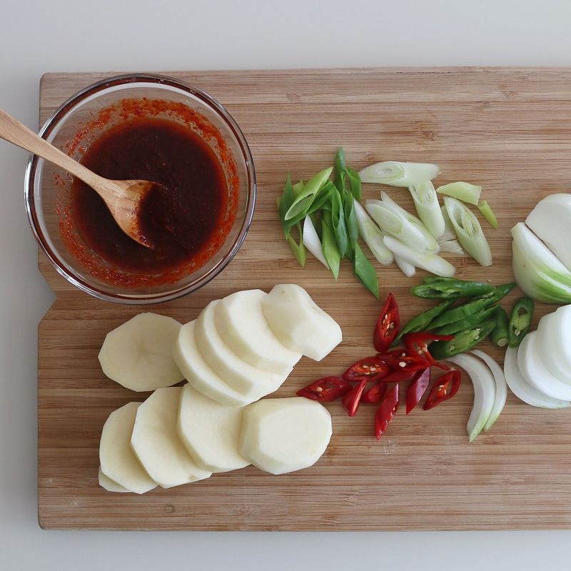 갈치는 내장을 제거하고 깨끗이 씻어 밑간 재료에 10분간 재워주세요. 감자는 1cm 두께로 썰고 양파는 굵게 채 썰어주세요. 대파, 고추는 어슷하게 썰어줍니다.