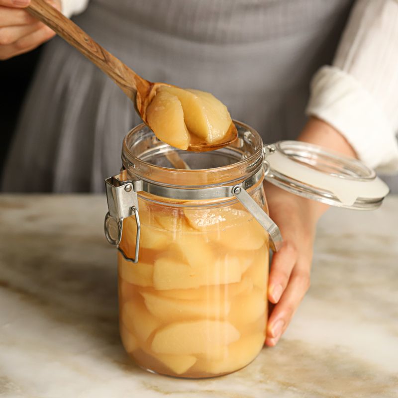 끓인 복숭아와 국물은 한 김 식은 후 소독한 유리 밀폐용기에 담고 식으면 뚜껑을 닫아 냉장고에 넣어 보관해주세요.
(tip 냉장고에 넣고 하루 정도 지난 후에 차갑게 드시면 맛있답니다.)