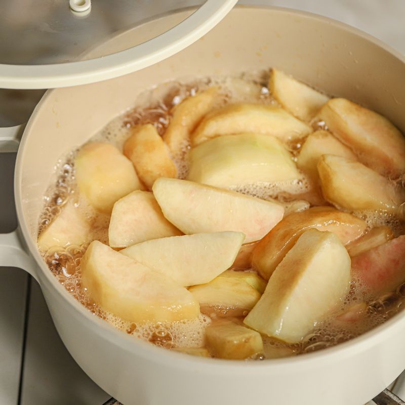 설탕이 녹으면 복숭아를 넣고 10~15분 정도 뚜껑을 닫고 중불에서 끓여주세요.