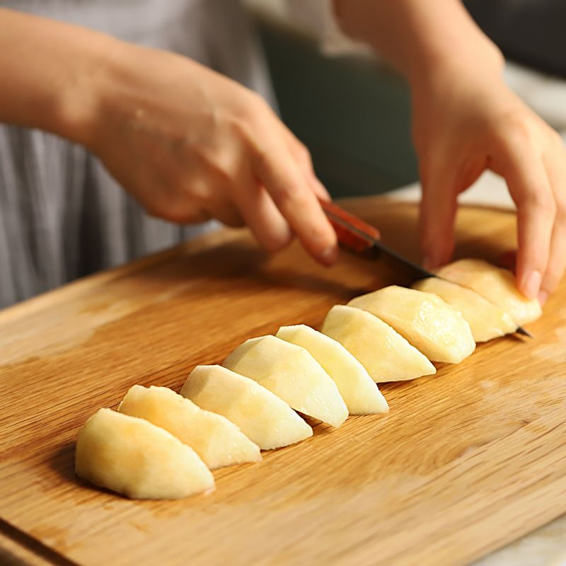 복숭아는 껍질을 벗기고 먹기 좋게 8등분으로 씨를 빼서 썰고, 레몬즙을 뿌려주세요.