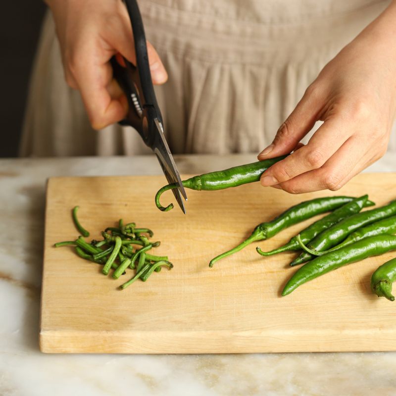 고추와 마늘은 깨끗이 씻어 체에 밭쳐 물기를 빼고 고추의 꼭지는 따지 않고 1센치 정도 남겨 자르고 고추 끝쪽에 이쑤시개로 한 두 군데 구멍을 내주세요. 마늘은 꼭지만 떼어 준비해주세요. (마늘의 크기가 클 때는 길이로 반을 잘라 만들어 주세요.)