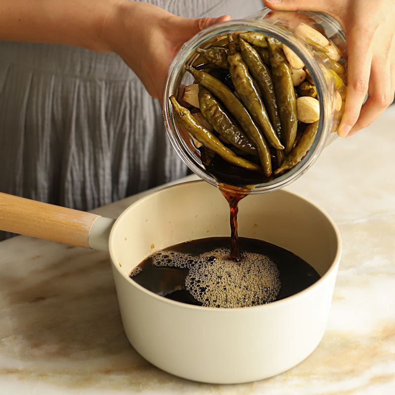 실온에서 5일 정도 숙성 후 절임장을 따라내어 다시 끓여 식힌 후 고추와 마늘에 붓고 냉장 보관해주세요.