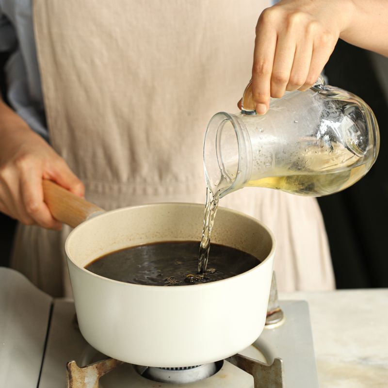 냄비에 절임장재료를 넣고 팔팔 끓인 후 마지막에 식초를 넣고 불을 꺼주세요.