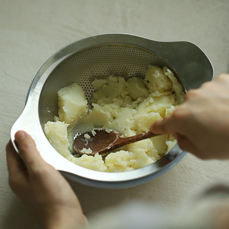삶은 감자는 체에 받쳐 물기를 빼고 뜨거울 때 체에 내려주세요.