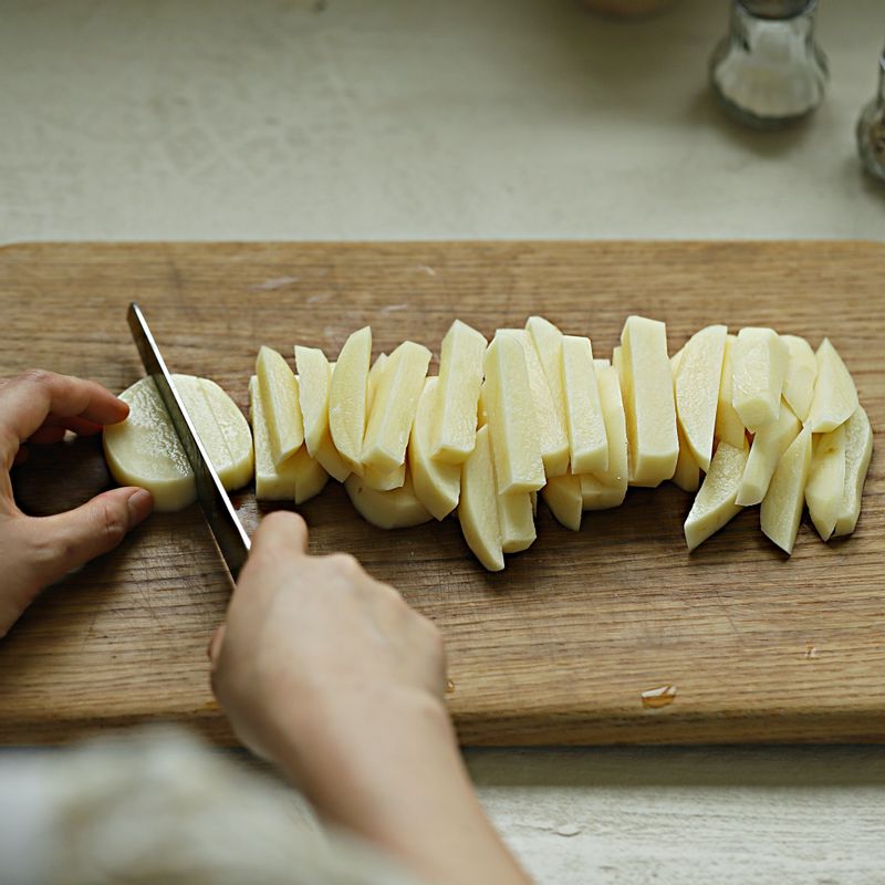 감자는 껍질을 벗기고 굵은 막대모양으로 썰어 찬물에 20분 정도 담가주세요.