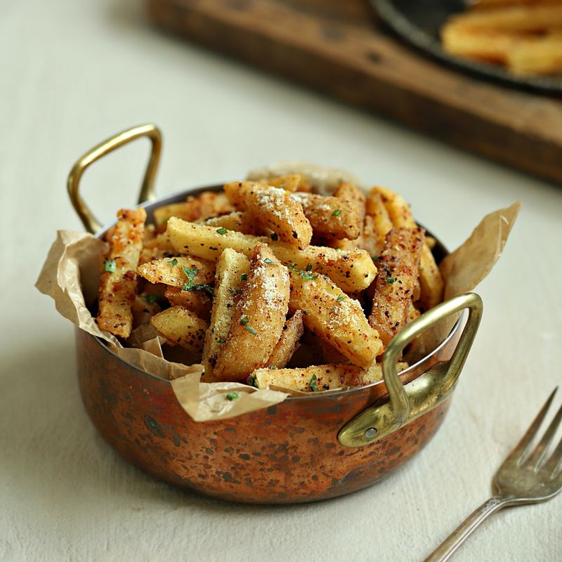 튀긴 감자에 기호에 따라 파마산 치즈 가루와 파슬리 가루를 뿌린 후 접시에 담고 케찹을 곁들여주세요.