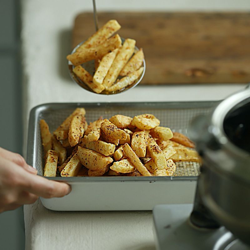 170도로 달군 기름에 튀겨 식힌 후 한번 더 센 불에서 바삭하게 튀겨주세요.