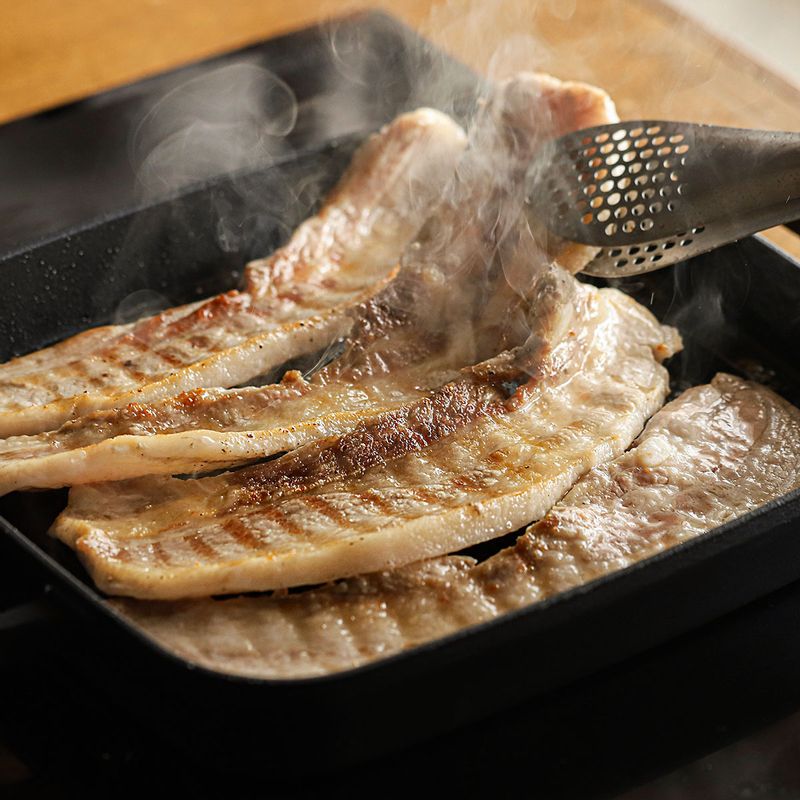 달군 팬에 삼겹살을 올린 후 소금, 후춧가루로 간을 맞춰 노릇하게 구워주세요.