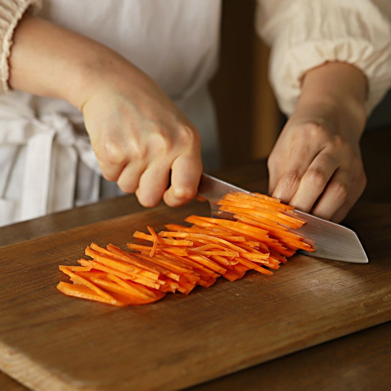 깨끗이 씻은 당근과 우엉은 껍질을 벗긴 후 가늘게 채썰고, 오이도 채썰어 주세요. 오이고추는 꼭지를 자르고 반으로 갈라 씨앗을 제거하고 4등분으로 잘라주세요.