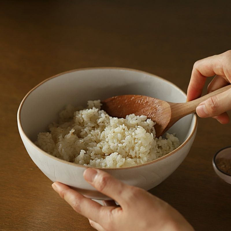 볼에 밥과 밥 양념 재료를 넣어 골고루 섞어주세요. 볼에 쌈장 양념 재료를 넣어 섞어주세요.