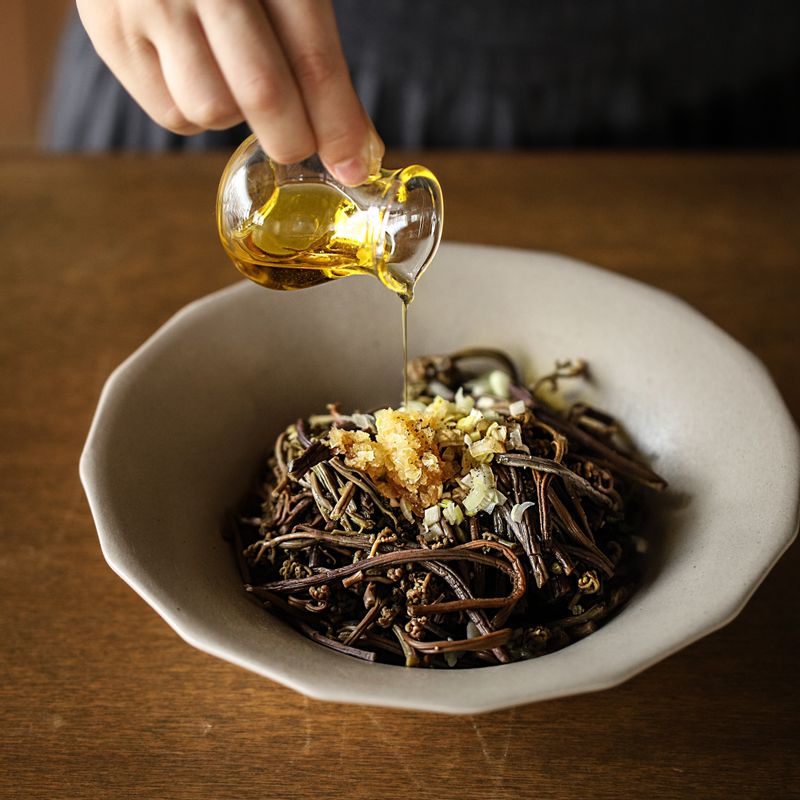 고사리에 분량의 양념재료를 넣고 10분정도 재워 밑간해 주세요.