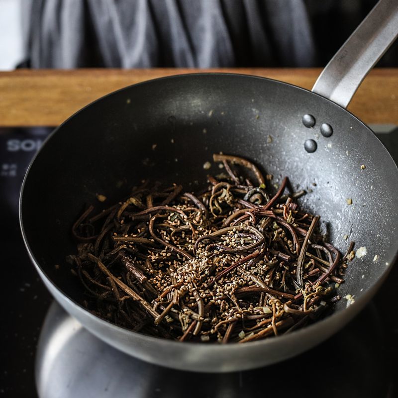 고사리가 국물없이 조려지면 마지막에 들기름과 통깨를 뿌려 마무리해주세요.(기호에 따라 참기름을 사용하셔도 되구요. 부족한 간은 소금을 가감해서 조절해주세요.)