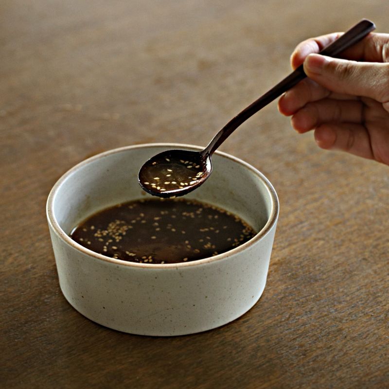 볼에 소스 재료를 넣고 고루 섞어주세요.