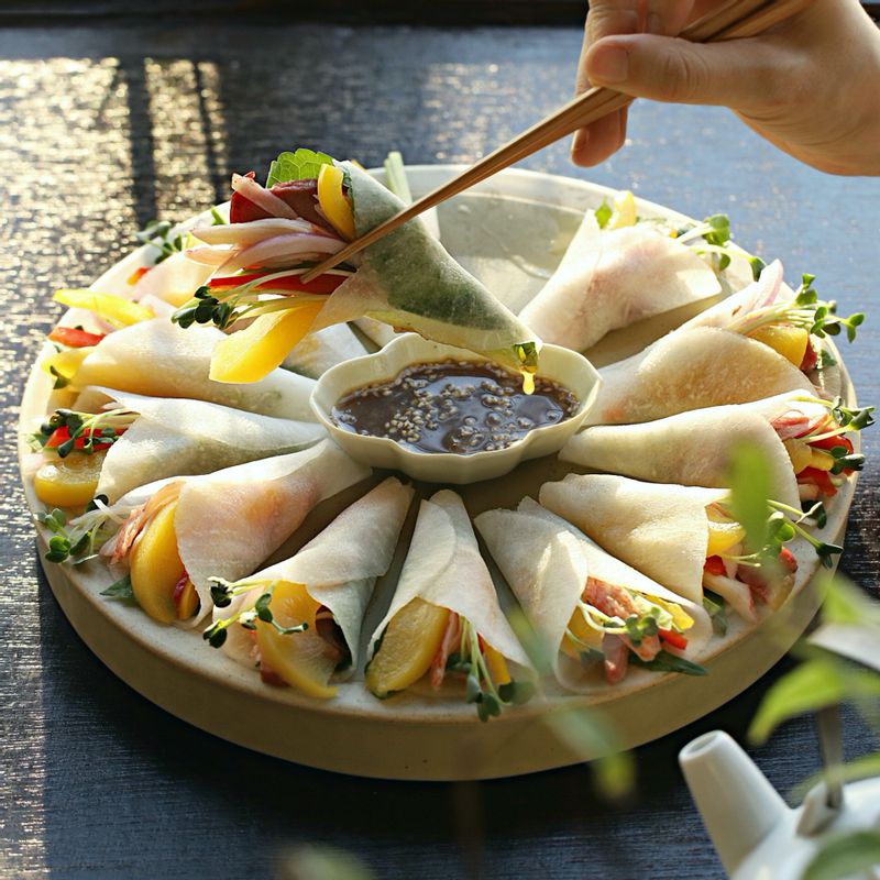 접시에 훈제오리 무쌈말이를 담고 겨자 소스를 곁들여 주세요.